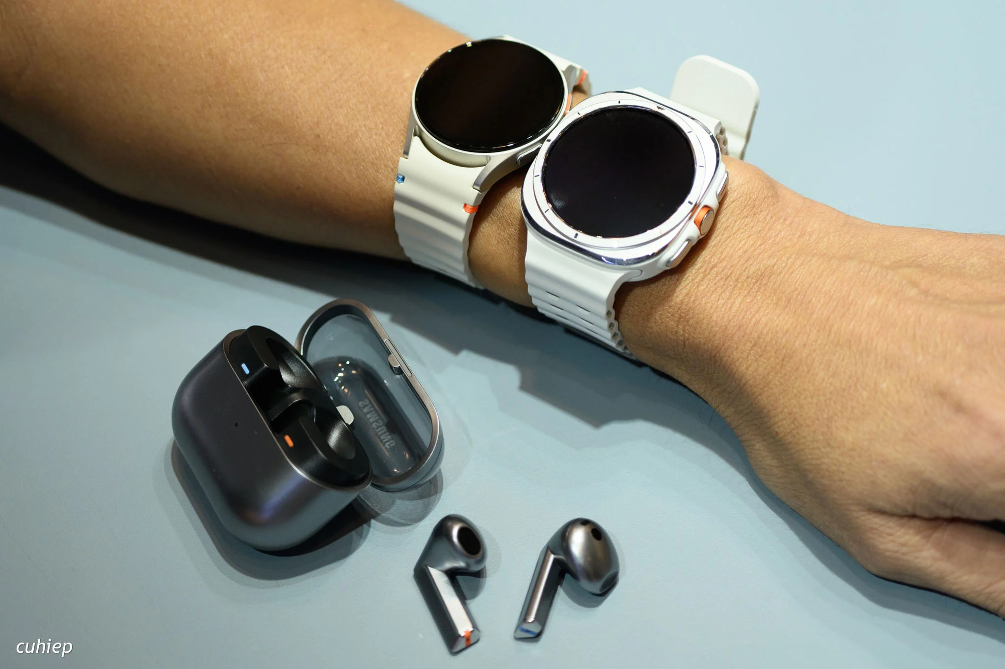 Được đánh giá giống với phiên bản Airpods 3 và Airpods 3 Pro thì Galaxy Buds3 và Buds3 Pro từ Samsung có gì?